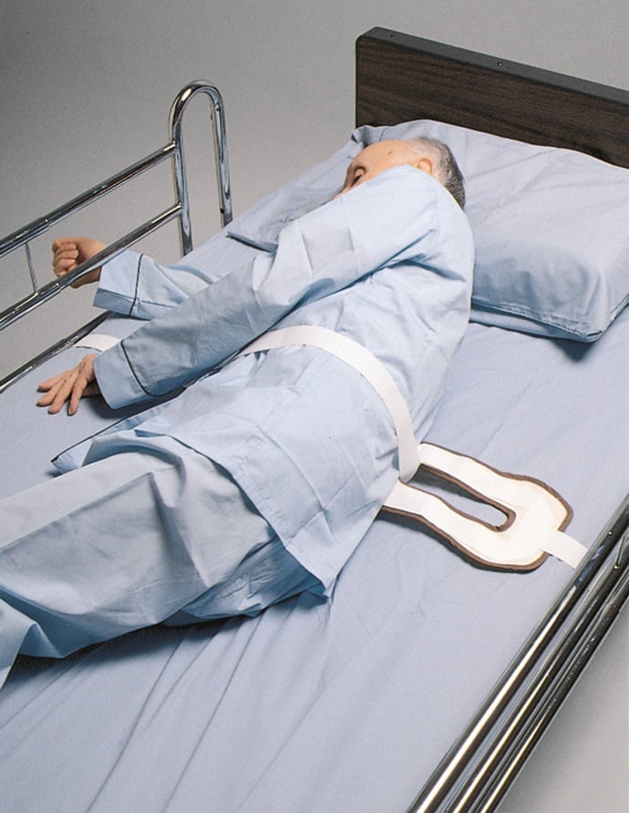 Постель лежачего больного. Приспособления для лежачих больных. Для лежачих больных приспособления на кровать. Фиксирующие ремни для лежачих больных. Кровать для буйных больных.
